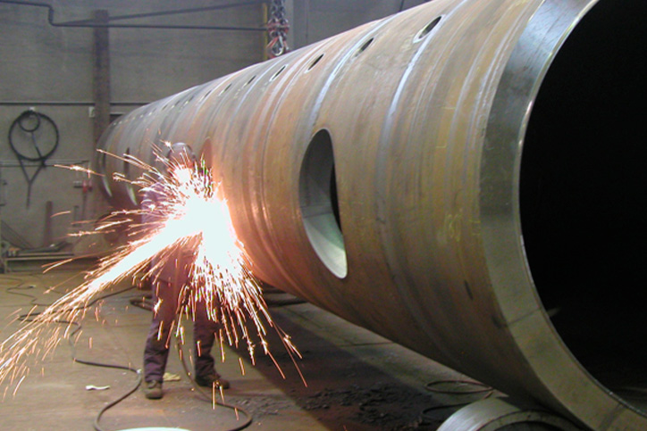 Bild Stahltrommel mit Person die schweißt, Verkauf von Stabo Stahlbau an die Eferest Gruppe
